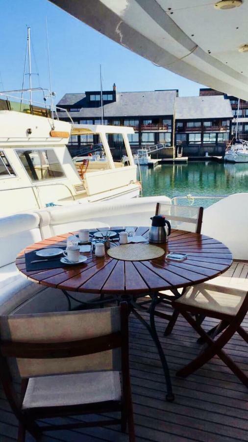 Yacht Bateau-hôtel *